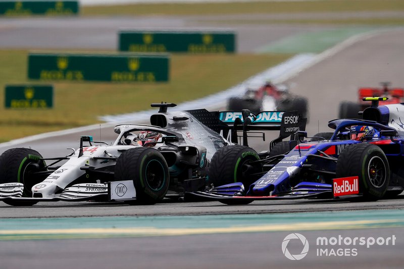 Lewis Hamilton, Mercedes AMG F1 W10, batalla con Alexander Albon, Toro Rosso STR14