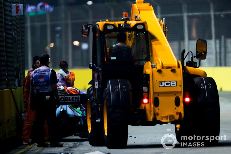Coche de George Russell, Williams Racing FW42 siendo recuperado por los oficiales de pista