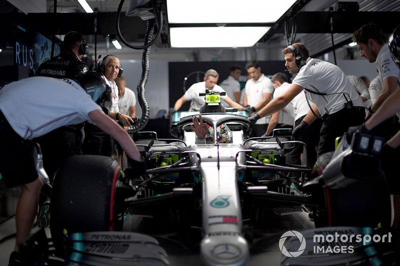 Lewis Hamilton, Mercedes AMG F1 W10, in garage