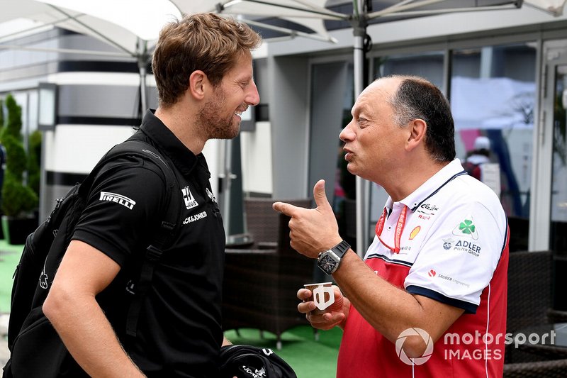 Romain Grosjean, Haas F1 Team parla con Frederic Vasseur, Team Principal, Alfa Romeo Racing