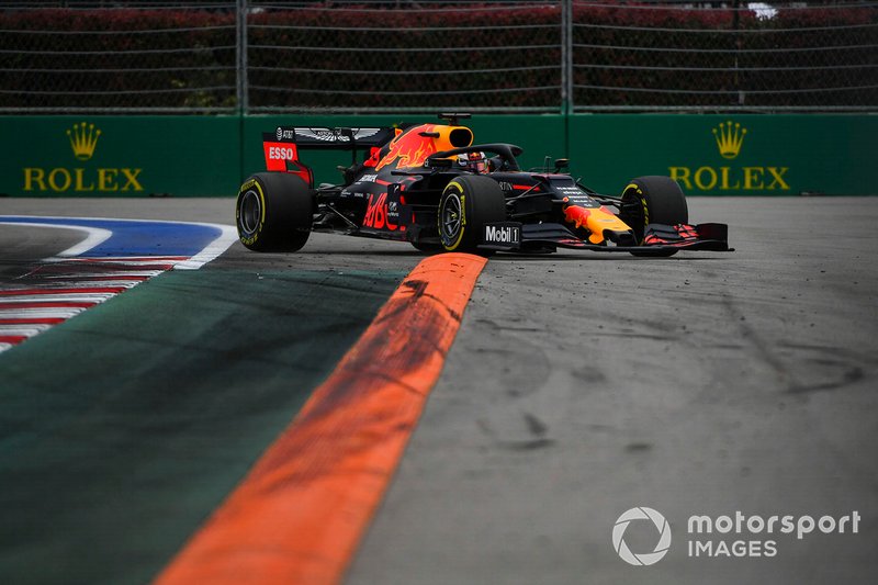 Max Verstappen, Red Bull Racing RB15, runs wide
