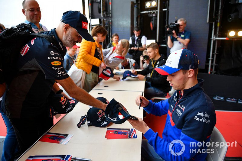 Daniil Kvyat, Toro Rosso, meets fans