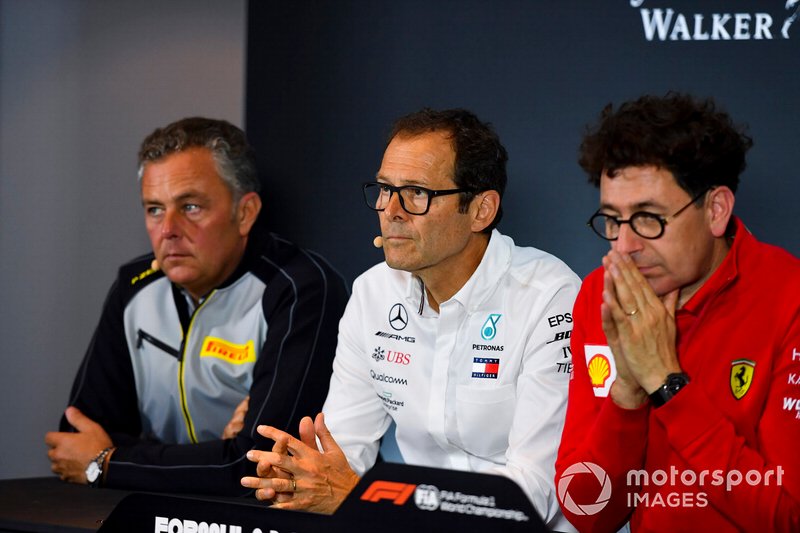 Mario Isola, Racing Manager, Pirelli Motorsport, Aldo Costa, Technical Advisor, Mercedes AMG, e Mattia Binotto, Team Principal Ferrari, in una conferenza stampa