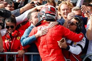 El ganador de la carrera Charles Leclerc, Ferrari, celebra con su manager Nicolas Todt en Parc Ferme