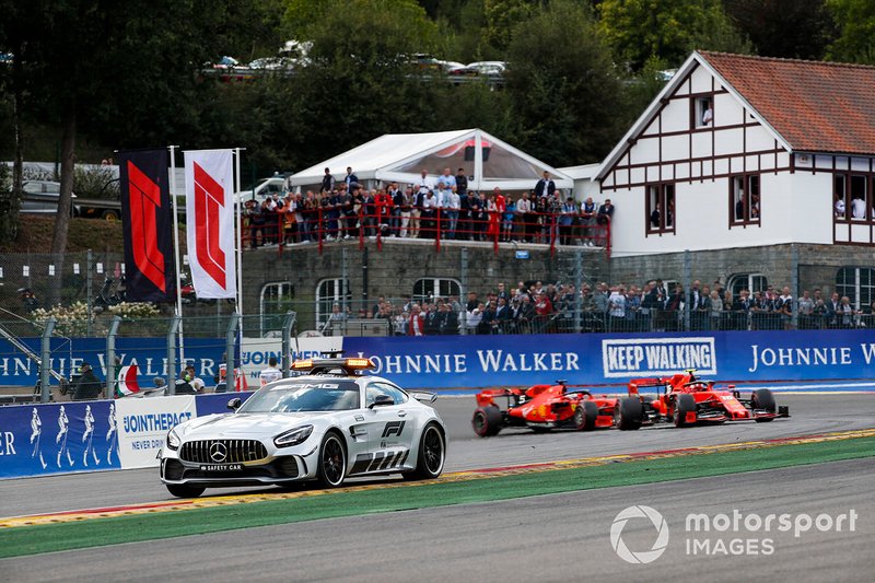 La voiture de sécurité devant Charles Leclerc, Ferrari SF90 et Sebastian Vettel, Ferrari SF90