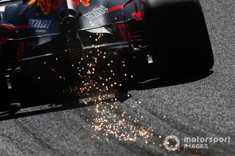 Las chispas vuelan desde la parte trasera de Max Verstappen, Red Bull Racing RB15