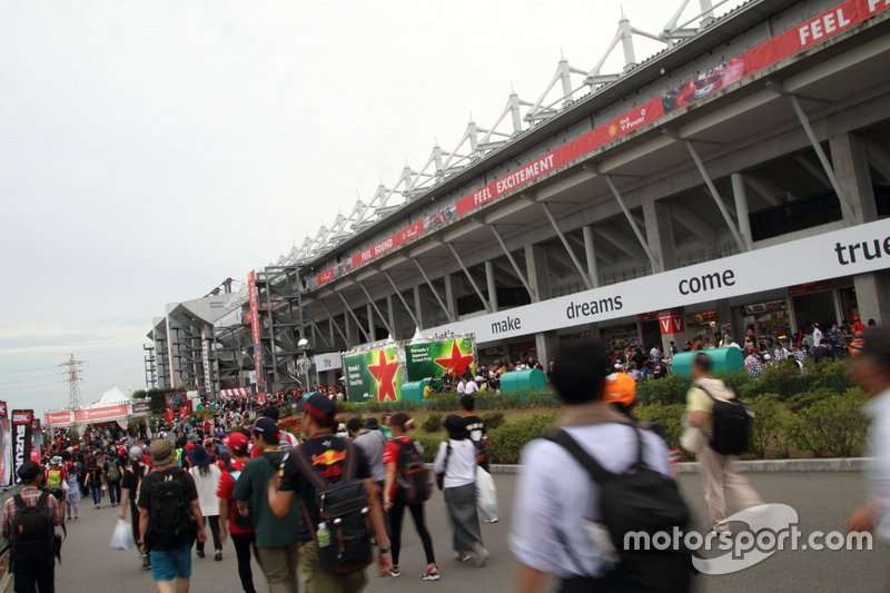 Fans salen del circuito de Suzuka