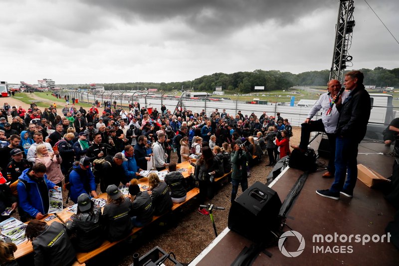 David Coulthard en el escenario en la sesión de firma de autógrafos de los pilotos