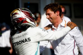 Yarış galibi Lewis Hamilton, Mercedes AMG F1, Parc Ferme ve James Vowles, Motorsport Strateji Direktörü, Mercedes AMG F1
