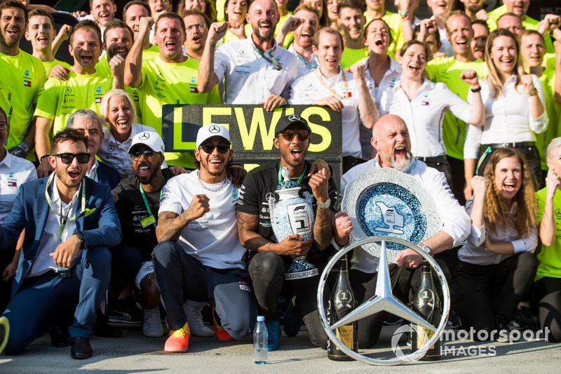 Lewis Hamilton, Mercedes AMG F1, 1ª posición, el equipo Mercedes y sus invitados celebran