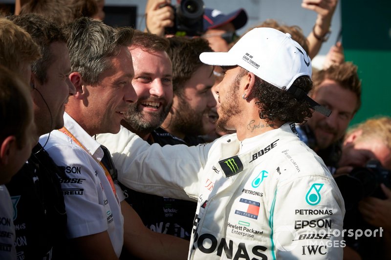 Ganador Lewis Hamilton, Mercedes AMG F1 celebra en Parc Ferme con el equipo