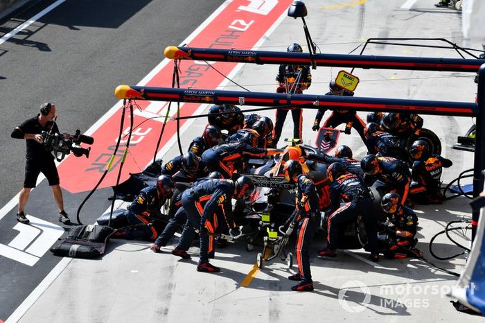 Pierre Gasly, Red Bull Racing RB15, pit stop