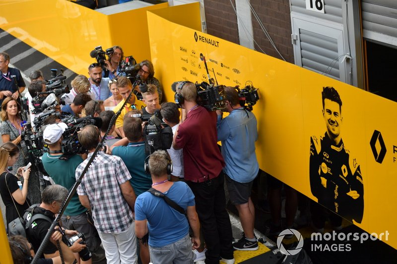 Гонщик Renault F1 Team Нико Хюлькенберг дает интервью журналистам после того, как было объявлено, что с 2020 года он покидает команду.