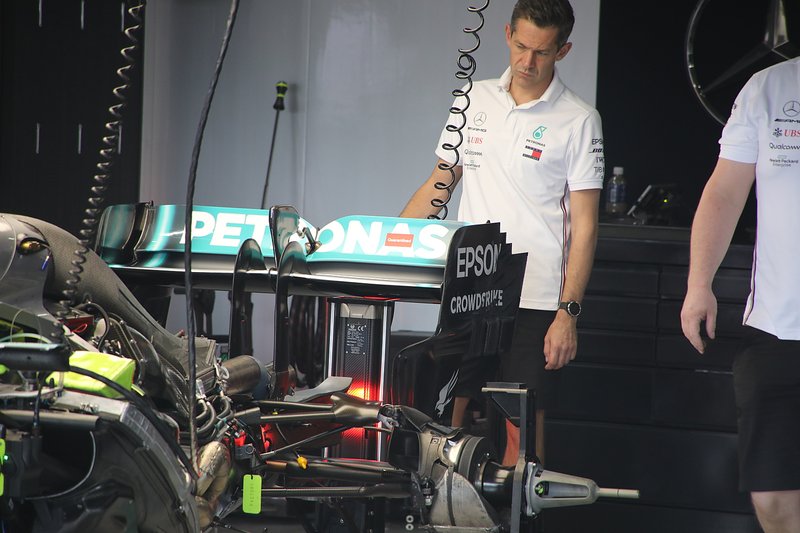 Mercedes F1 AMG W10, parte trasera