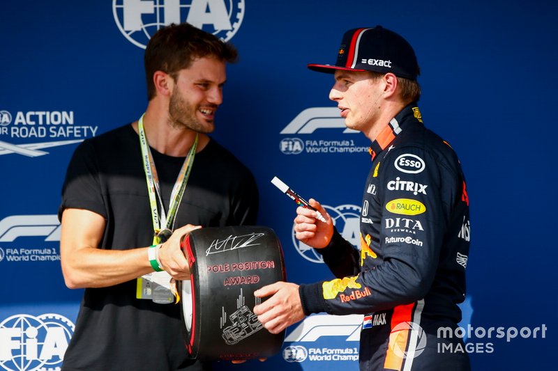 Max Verstappen, Red Bull Racing, menerima trofi Pirelli Pole Position Award