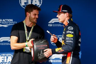 Max Verstappen, Red Bull Racing, Pirelli Pole Pozisyonu ödülünü alıyor