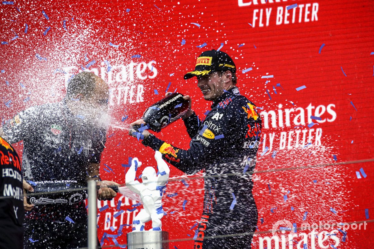 Podio: ganador de la carrera Max Verstappen, Red Bull Racing