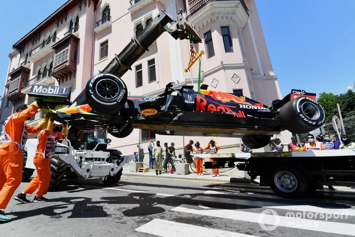 Los comisarios retiran el coche dañado de Max Verstappen, Red Bull Racing RB16B