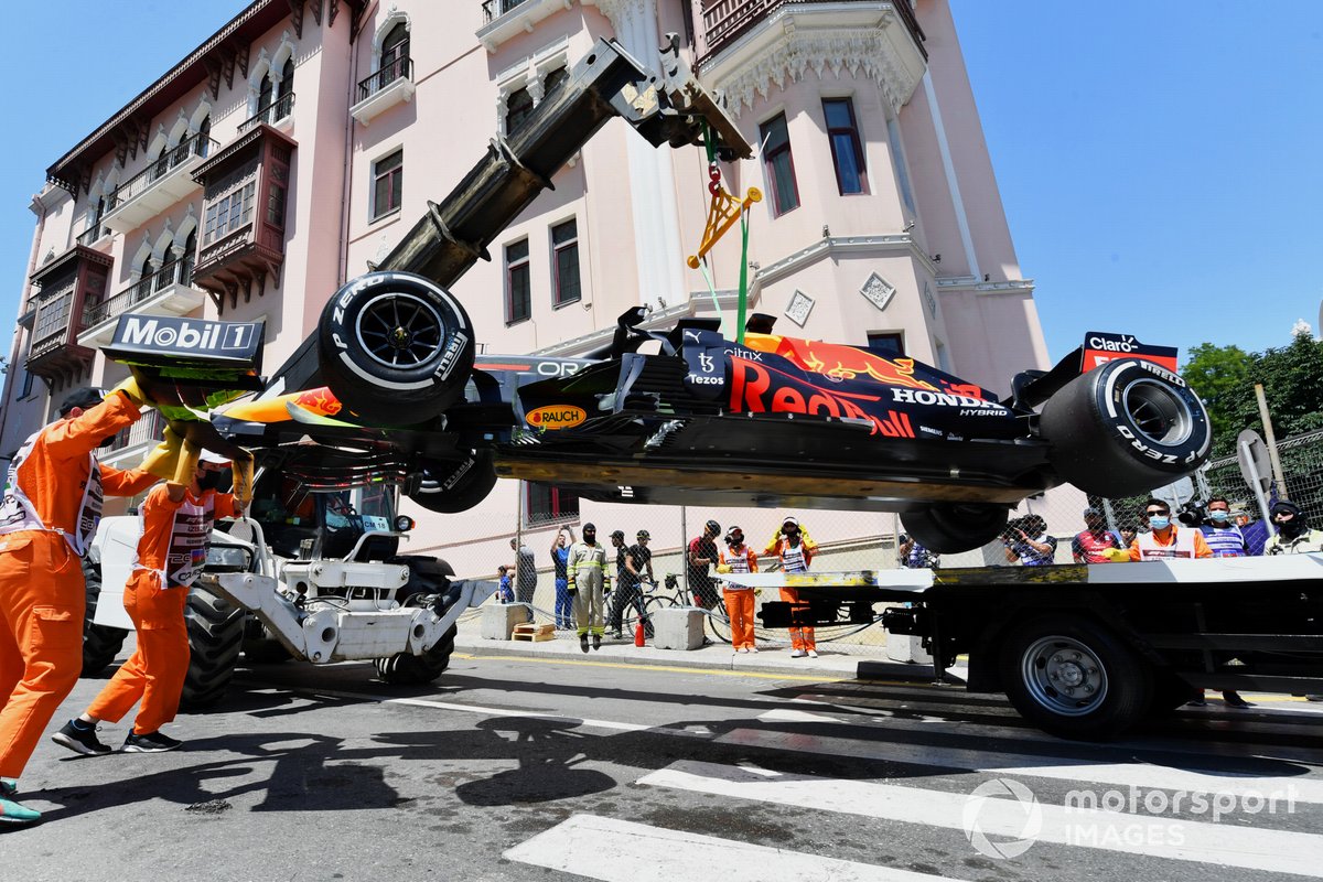 Los comisarios retiran el coche dañado de Max Verstappen, Red Bull Racing RB16B