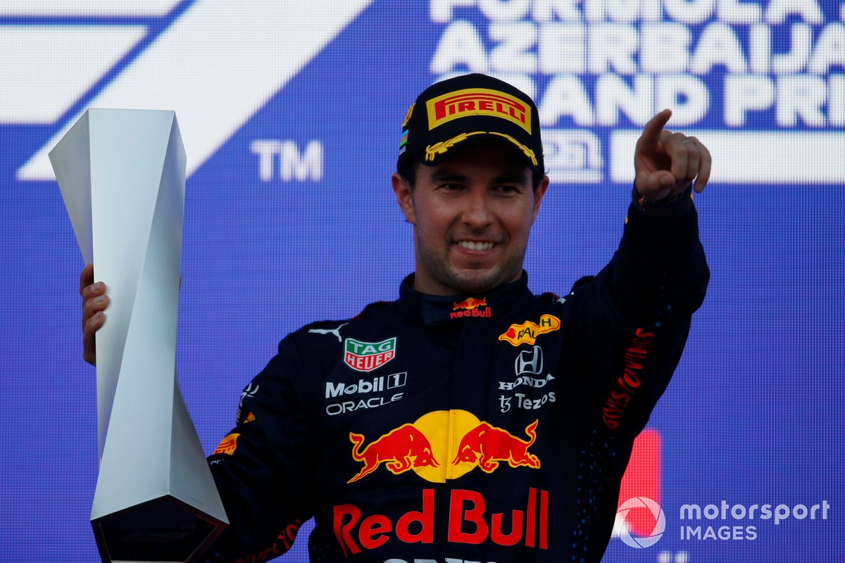 Sergio Perez, Red Bull Racing, 1° classificato, festeggia sul podio