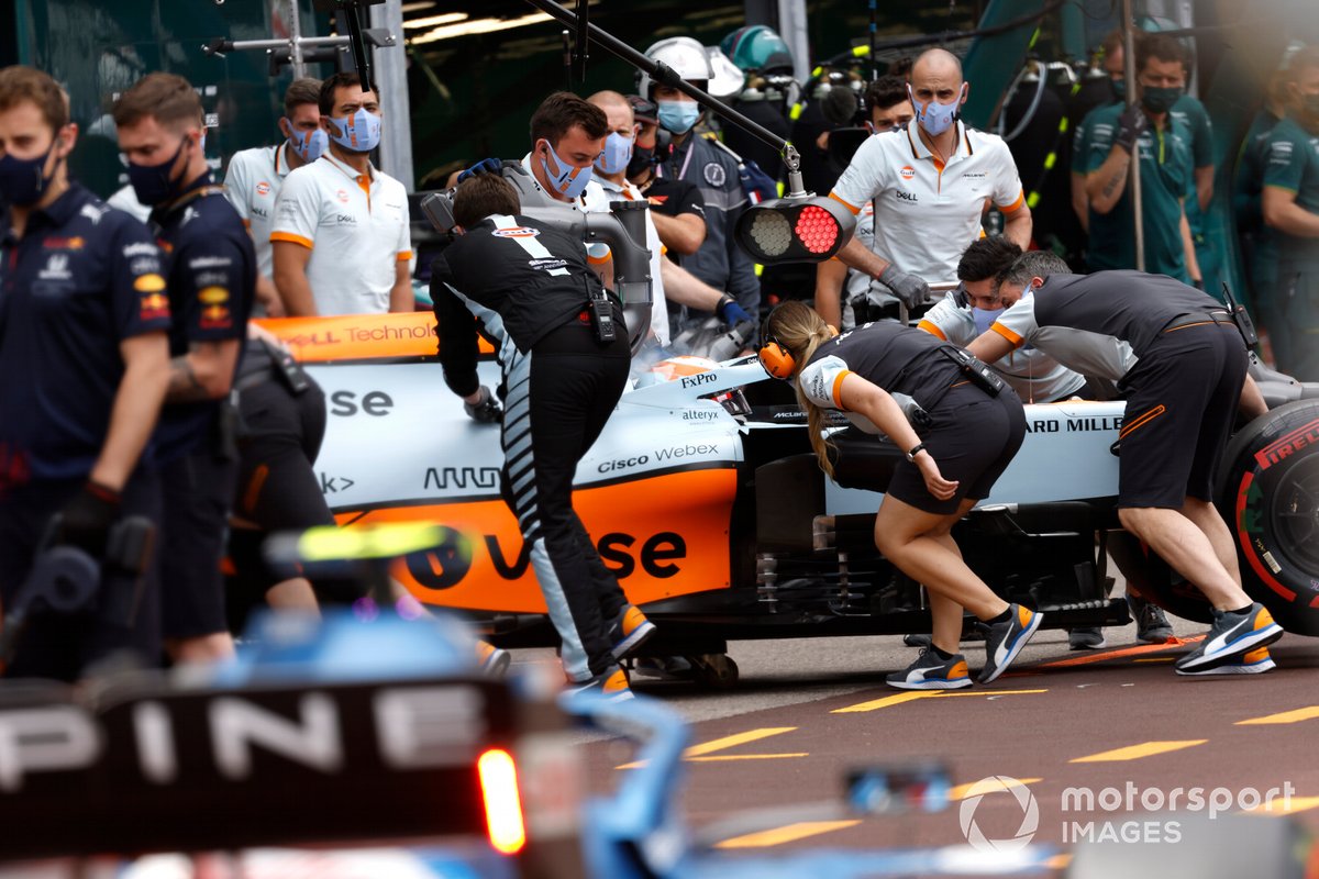 Lando Norris, McLaren MCL35M, torna in garage