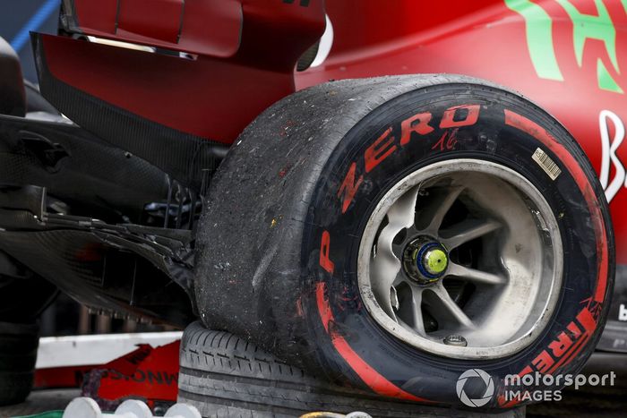El coche dañado de Charles Leclerc, Ferrari SF21, en una grúa