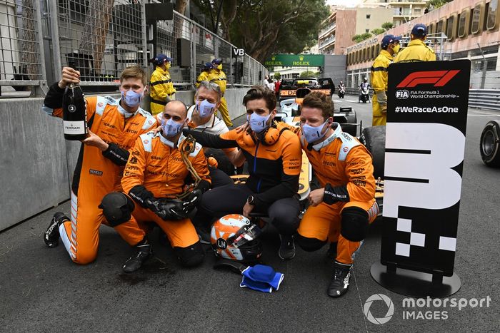 Los mecánicos de McLaren celebran en el Parc Ferme