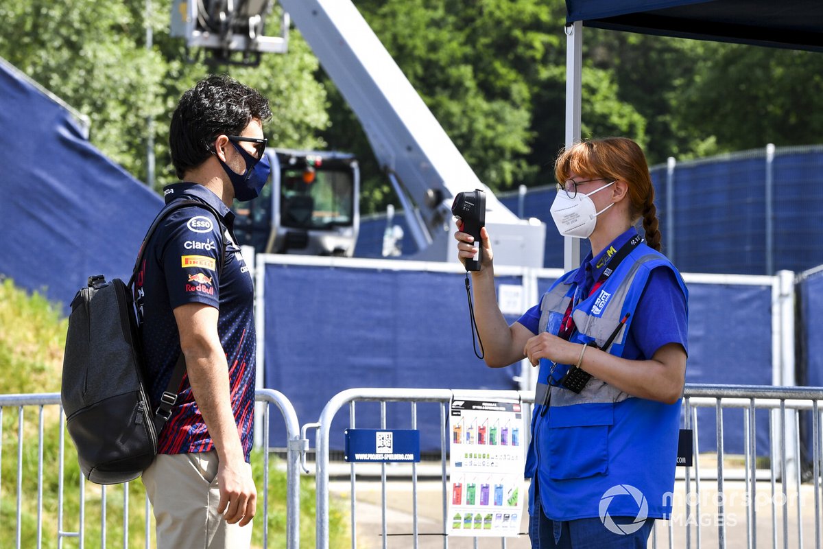 A Sergio Pérez, Red Bull Racing, le toman la temperatura