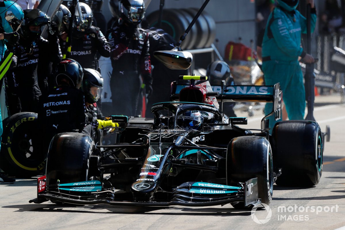 Valtteri Bottas, Mercedes W12, lascia i pit box dopo una fermata