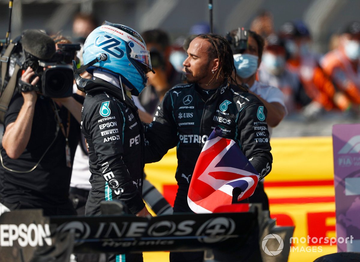 Lewis Hamilton, Mercedes, primo classificato, e Valtteri Bottas, Mercedes, terzo classificato, al Parc Ferme