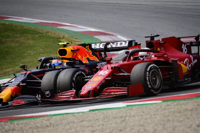 Sergio Pérez, Red Bull Racing RB16B, Charles Leclerc, Ferrari SF21