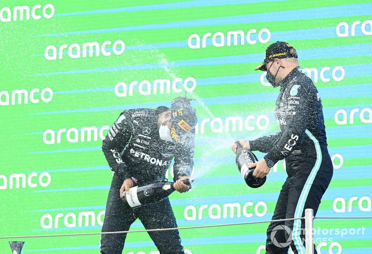 Podio: ganador de la carrera Lewis Hamilton, Mercedes, tercer lugar Valtteri Bottas, Mercedes
