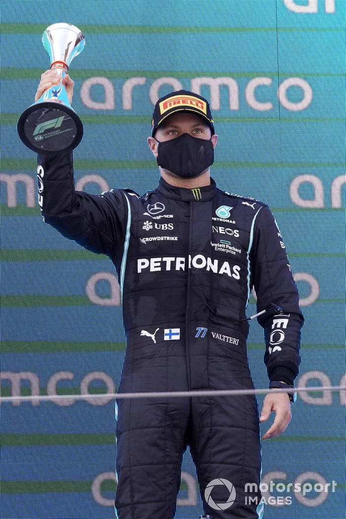 Valtteri Bottas, Mercedes, tercera posición, en el podio con su trofeo