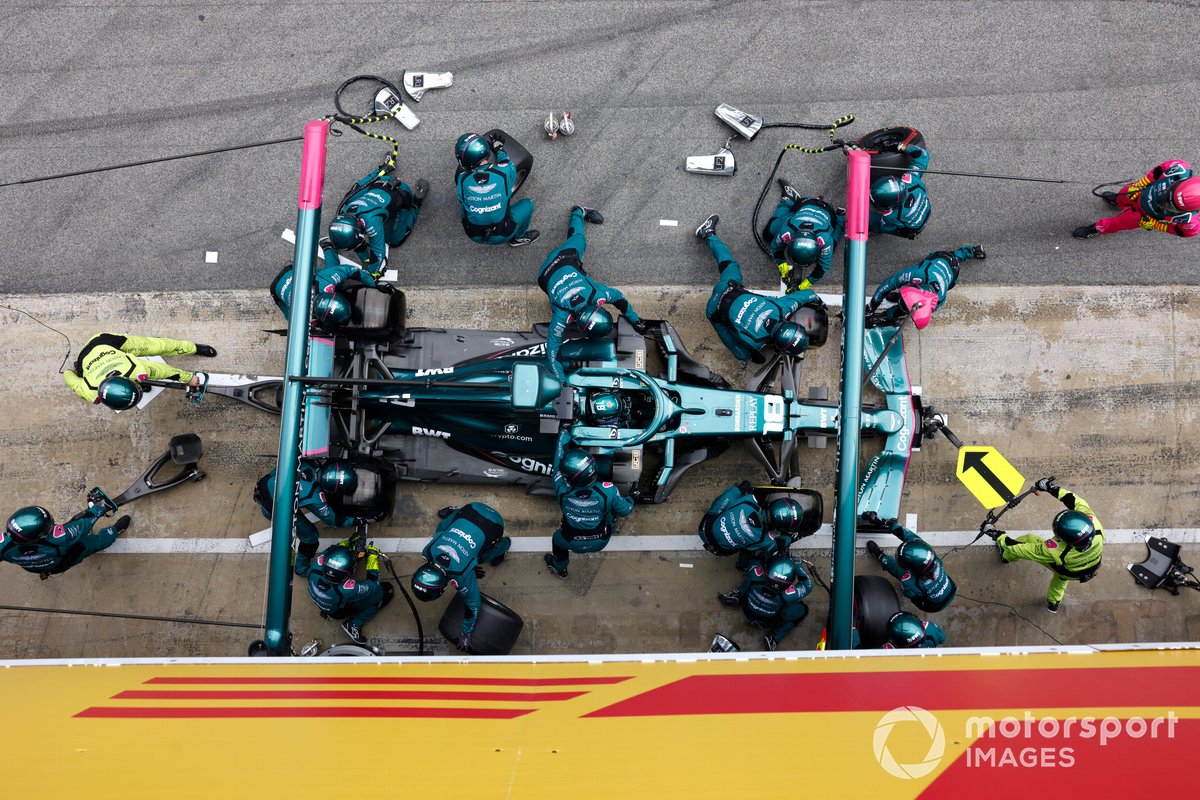 Lance Stroll, Aston Martin AMR21 pit stop