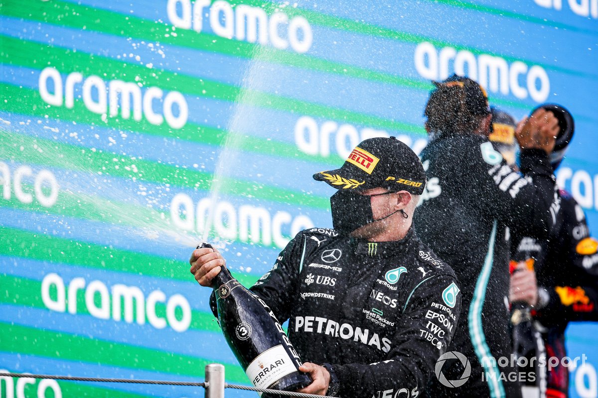 Valtteri Bottas, Mercedes festeggia sul podio con lo champagne