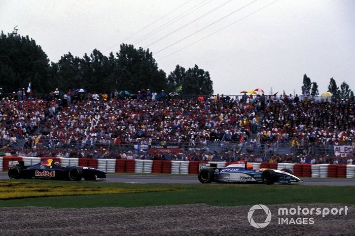 Eddie Irvine,  Jordan Peugeot 195, Heinz-Harald Frentzen, Sauber Cosworth C14