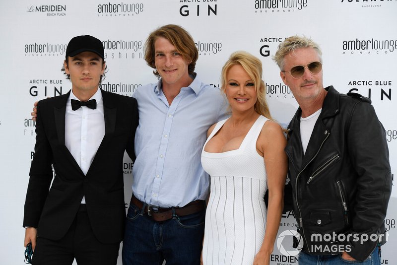 Freddie Hunt ve Eddie Irvine, Amber Lounge moda şovu