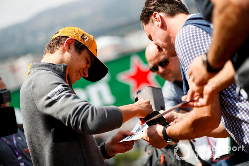 Lando Norris, McLaren signs a autograph for a fan