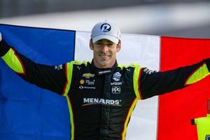 Polesitter Simon Pagenaud, Team Penske Chevrolet