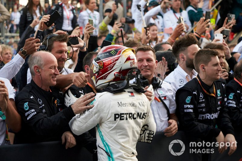 Lewis Hamilton, Mercedes AMG F1, secondo, festeggia con il suo team al Parco Chiuso
