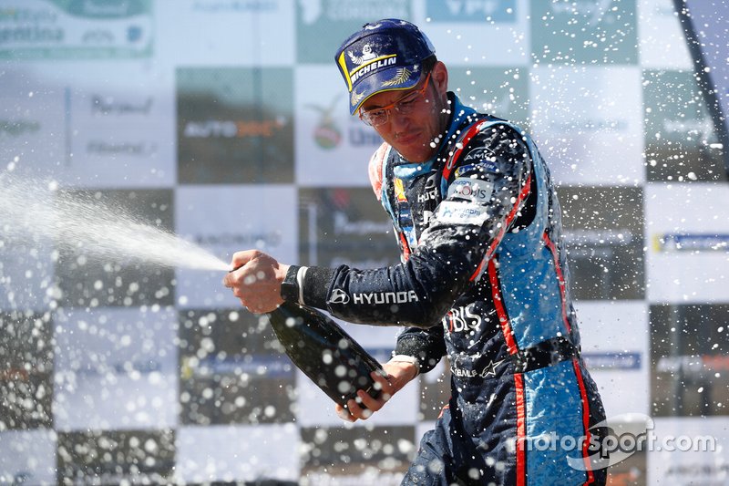 Thierry Neuville, Hyundai Motorsport Hyundai i20 Coupe WRC, festeggia la vittoria