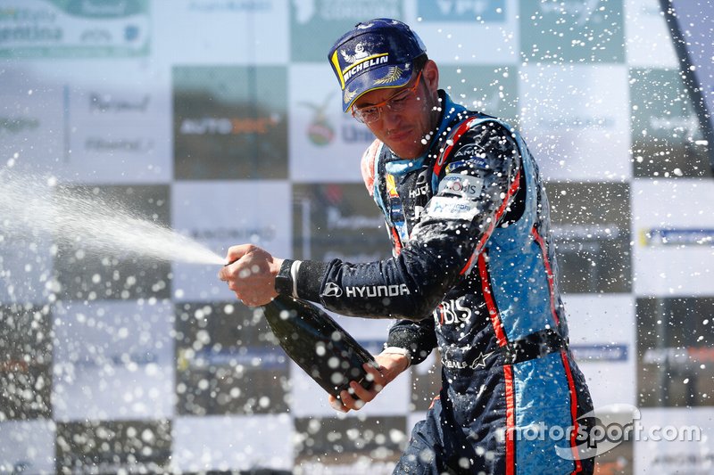 Thierry Neuville, Hyundai Motorsport Hyundai i20 Coupe WRC viert de zege