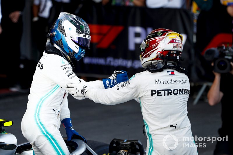 Ganador Valtteri Bottas, Mercedes AMG F1 y Lewis Hamilton, Mercedes AMG F1 en Parc Ferme