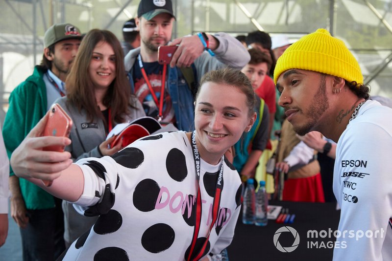 Lewis Hamilton, Mercedes AMG F1, posa per un selfie