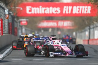 Sergio Perez, Racing Point RP19, en Max Verstappen, Red Bull Racing RB15