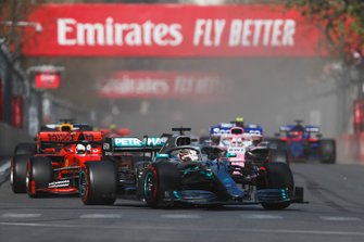 Lewis Hamilton, Mercedes AMG F1 W10, voor Sebastian Vettel, Ferrari SF90, Lance Stroll, Racing Point RP19