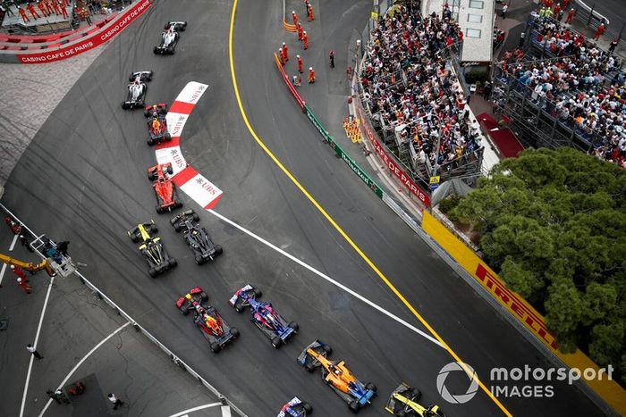 Lewis Hamilton, Mercedes AMG F1 W10, Valtteri Bottas, Mercedes AMG W10, Max Verstappen, Red Bull Racing RB15, Sebastian Vettel, Ferrari SF90, Daniel Ricciardo, Renault R.S.19, Kevin Magnussen, Haas F1 Team VF-19, Pierre Gasly, Red Bull Racing RB15, Daniil Kvyat, Toro Rosso STR14, Carlos Sainz Jr., McLaren MCL34, Alexander Albon, Toro Rosso STR14, and Nico Hulkenberg, Renault R.S. 19 en la arrancada