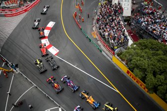 Lewis Hamilton, Mercedes AMG F1 W10, voor Valtteri Bottas, Mercedes AMG W10, Max Verstappen, Red Bull Racing RB15, Sebastian Vettel, Ferrari SF90, Daniel Ricciardo, Renault R.S.19, Kevin Magnussen, Haas F1 Team VF-19, Pierre Gasly, Red Bull Racing RB15, Daniil Kvyat, Toro Rosso STR14, Carlos Sainz Jr., McLaren MCL34, Alexander Albon, Toro Rosso STR14, and Nico Hulkenberg, Renault R.S. 19, at the start