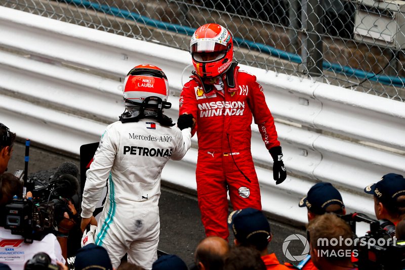 Ganador de la carrera Lewis Hamilton, Mercedes AMG F1 y Sebastian Vettel, Ferrari celebran