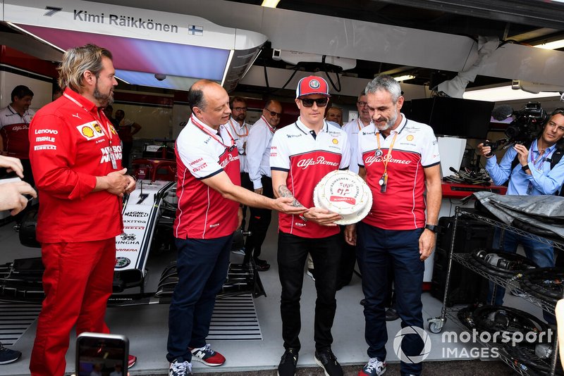 Frederic Vasseur, Team Principal, Alfa Romeo Racing and Kimi Raikkonen, Alfa Romeo Racing to celebrate his 300th GP